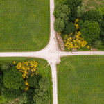 Feldwege kreuzen sich aus der Vogelperskektive