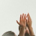 Frau streckt Hände in die Luft